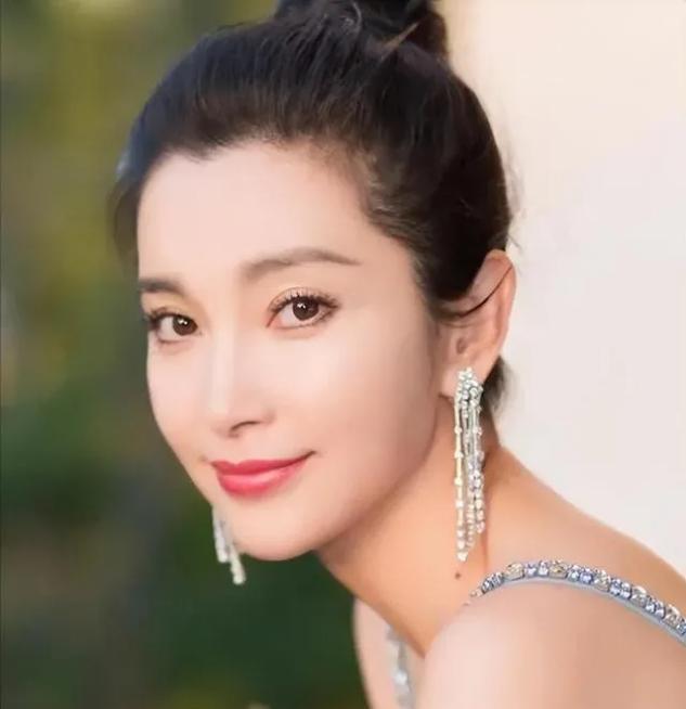 李冰冰51岁仍显年轻美貌