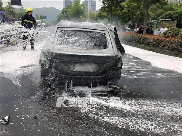 杭州摩托车撞护栏翻桥致死