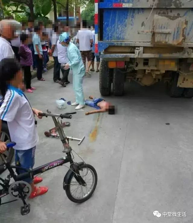 男孩遭遇开门杀被货车碾压