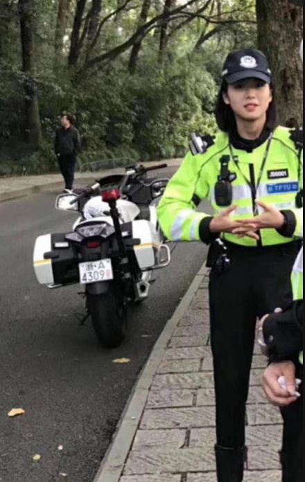 杭州女骑警神似贾静雯