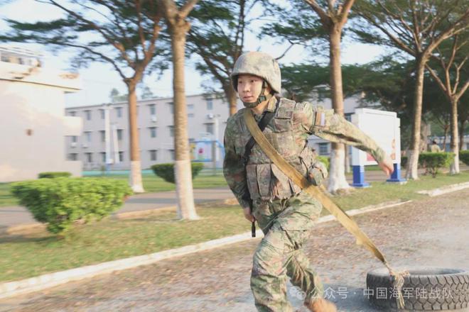 清华女硕士二次入伍被授衔为中尉